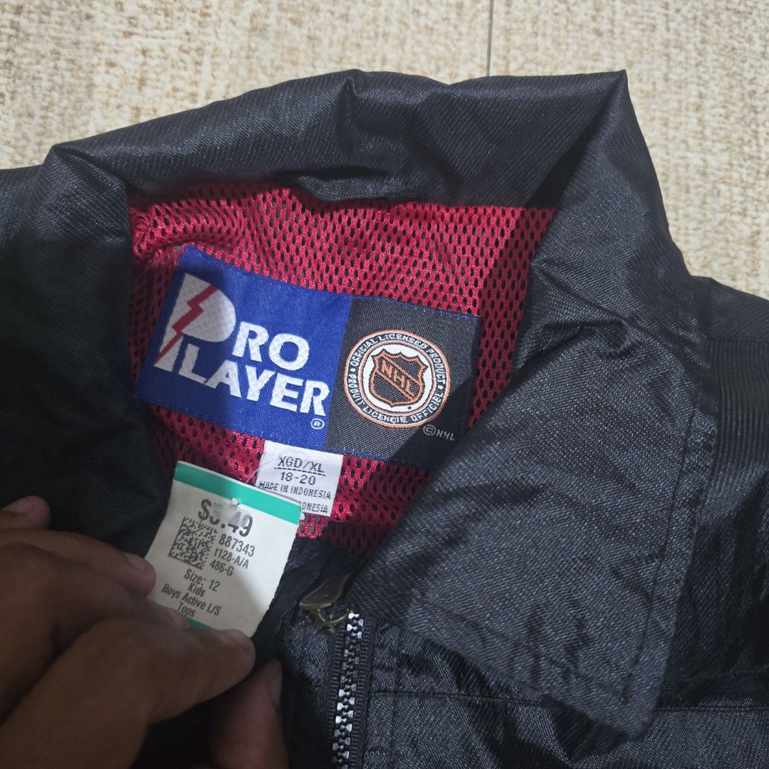 Vintage black hawks pro player (Category: Coats, Jackets and Outerwear) located in El Nido. Submitted by marco.tandoc (Listing ID 1470279763, Image 3). Description: size: YouthXL width: 24 length: 26 no issue.