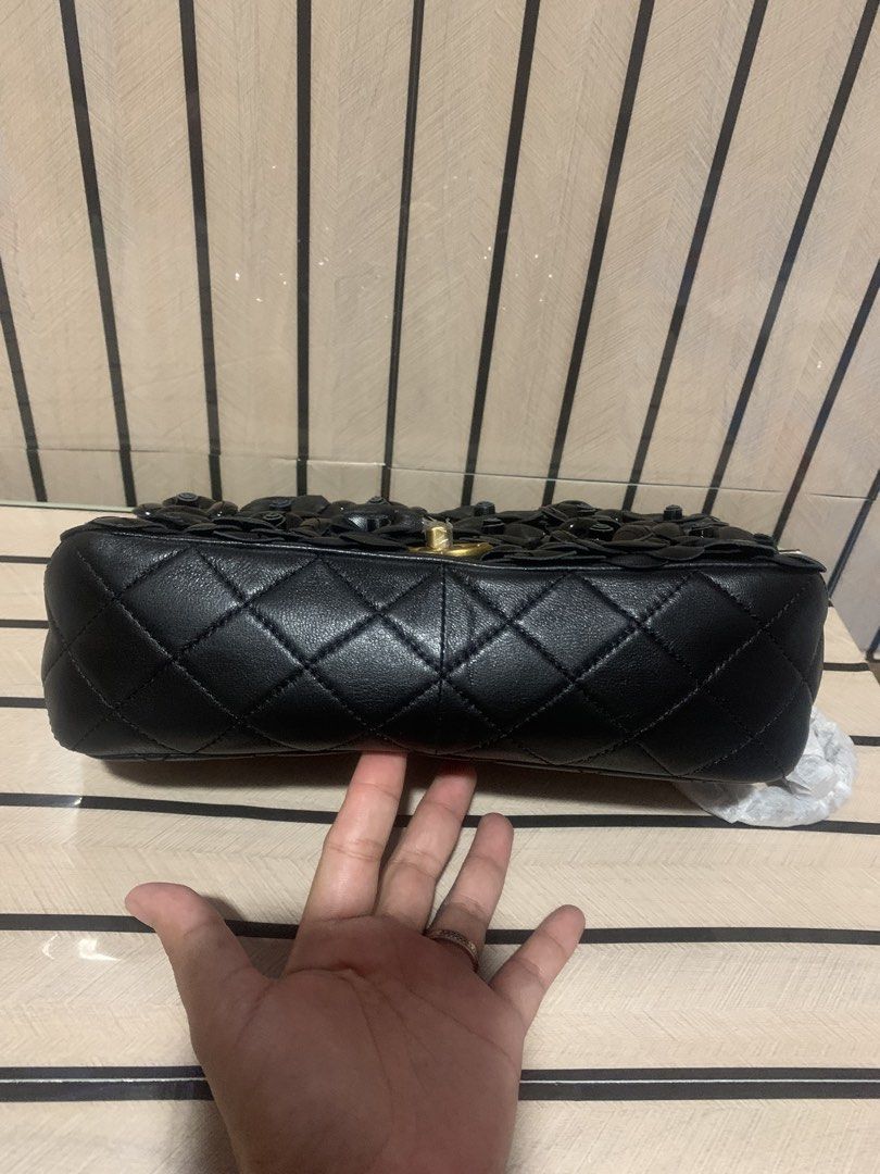 Vintage Camellia Flap Bag (Category: Cross-body Bags) located in San Fernando. Submitted by preluxuria_online_shop (Listing ID 1470282561, Image 2). Description: .