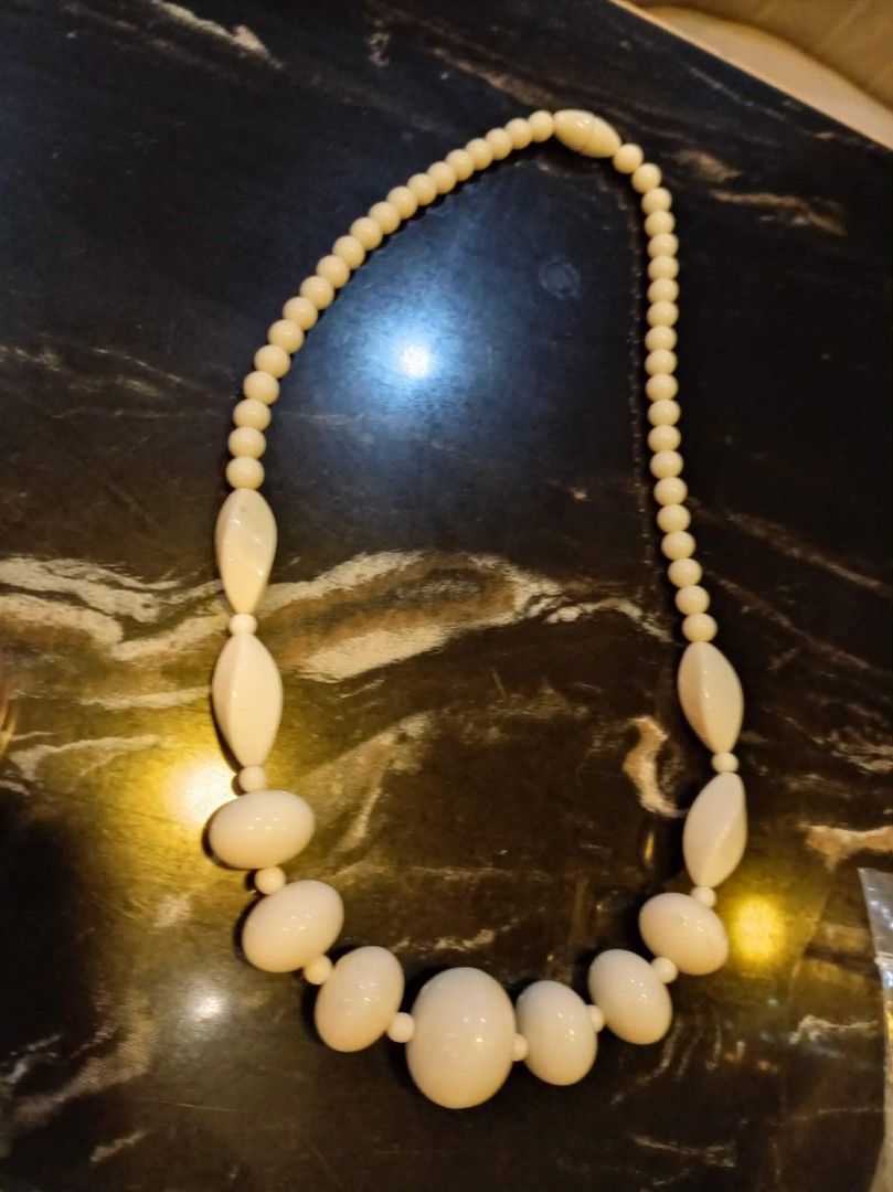 Vintage chunky off-white statement bead necklace (Category: Necklaces) located in General Mariano Alvarez. Submitted by ma.miafajardo1219 (Listing ID 1470321681, Image 2). Description: - Style: Chunky statement necklace - Color: Off-white / ivory - Design: Graduated faceted geometric beads from small to extra large - Material: Lightweight resin or plastic with a smooth polished finish - Closure: Fully functional clasp - Condition: Clean overall -
