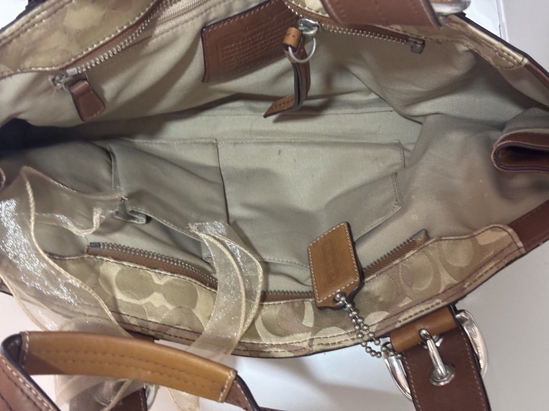Vintage Coach CCH Soho Optic (Category: Luxury Bags & Wallets) located in Taguig. Submitted by chewiechuchu (Listing ID 1470242977, Image 3). Description: - Reason for selling: no longer my style, only used it once - Overall condition: 9/10.