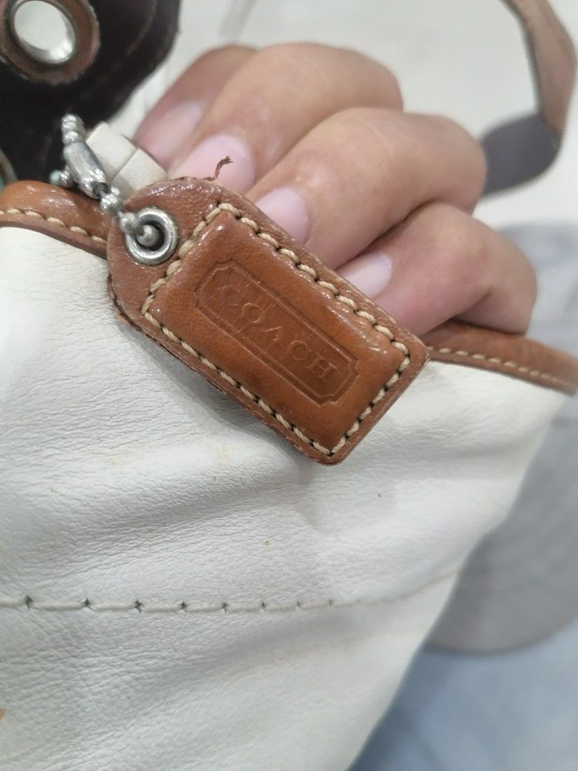Vintage Coach Soho Hobo (Category: Shoulder Bags) located in San Carlos City. Submitted by apyogone (Listing ID 1470179727, Image 2). Description: Vintage Coach Soho Hobo Excellent condition.