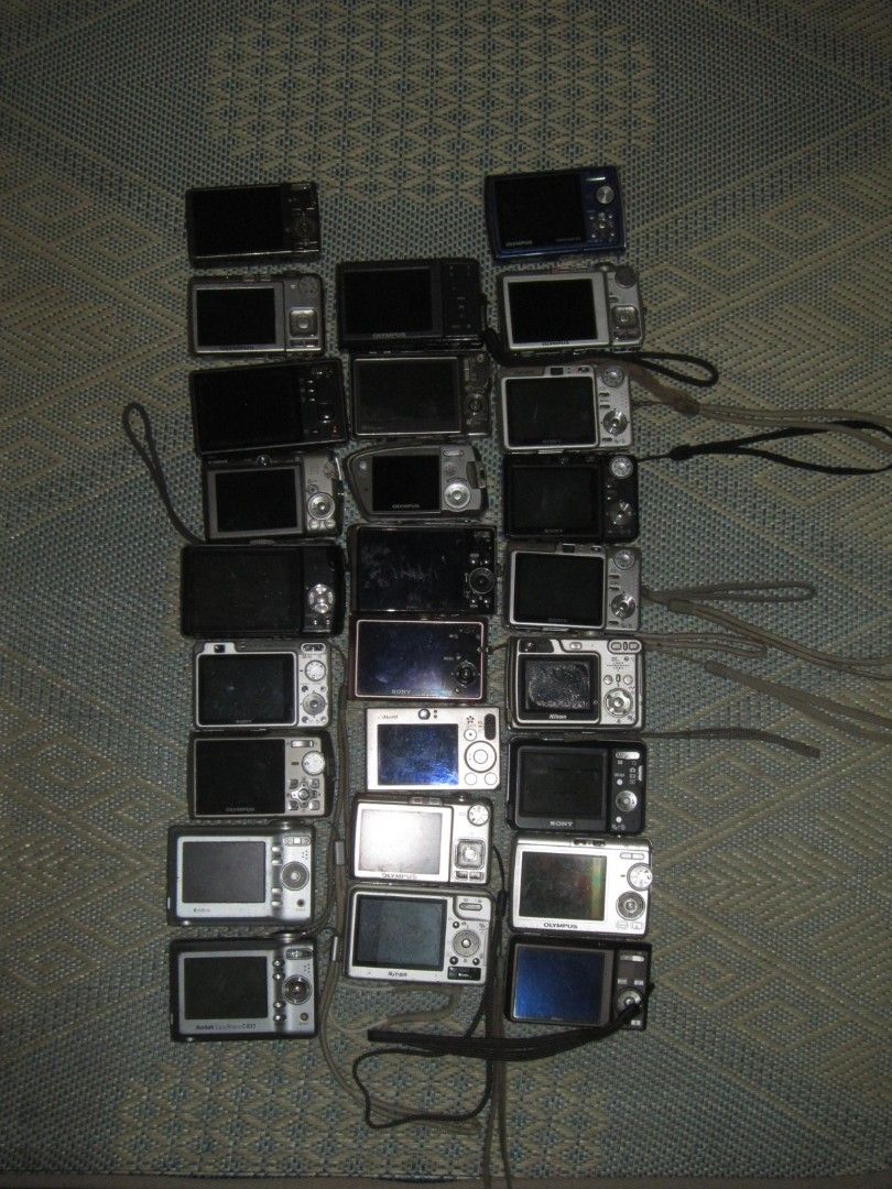 Vintage Digicam (Category: Cameras) located in Paoay. Submitted by keizer_g (Listing ID 1470192526, Image 2). Description: Bulk selling only. - 26 Units (Untested / For Parts / As is)..