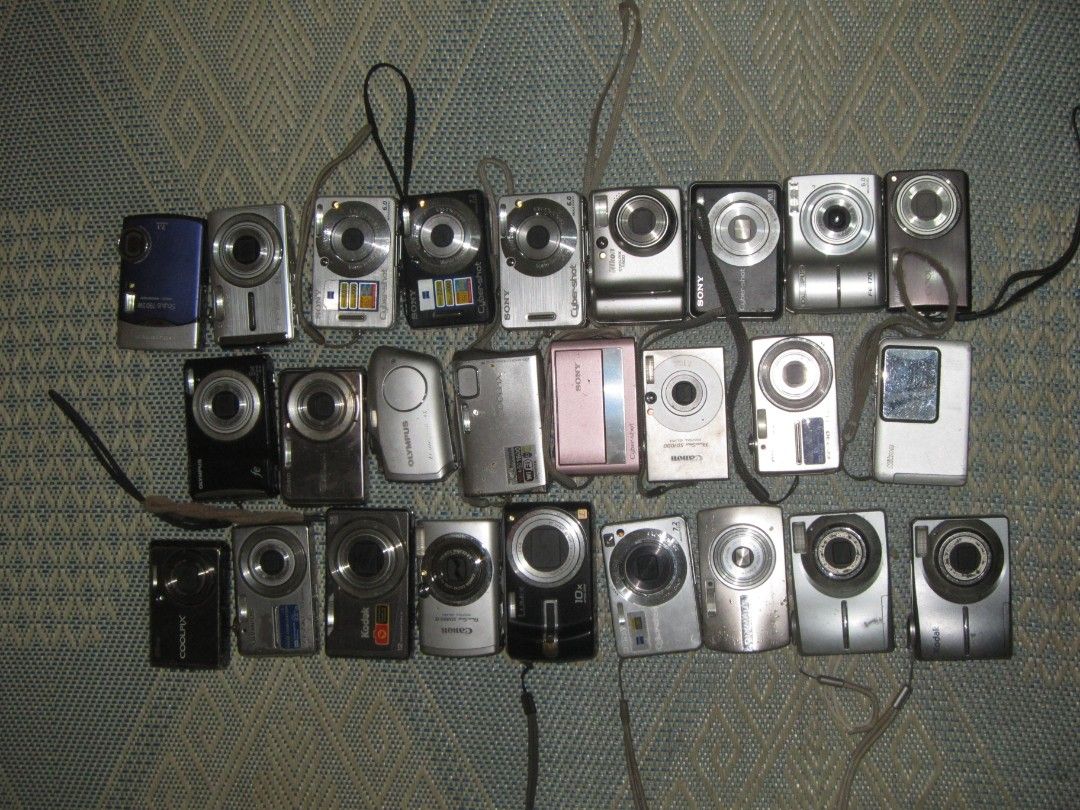 Vintage Digicam (Category: Cameras) located in Paoay. Submitted by keizer_g (Listing ID 1470192526, Image 1). Description: Bulk selling only. - 26 Units (Untested / For Parts / As is)..