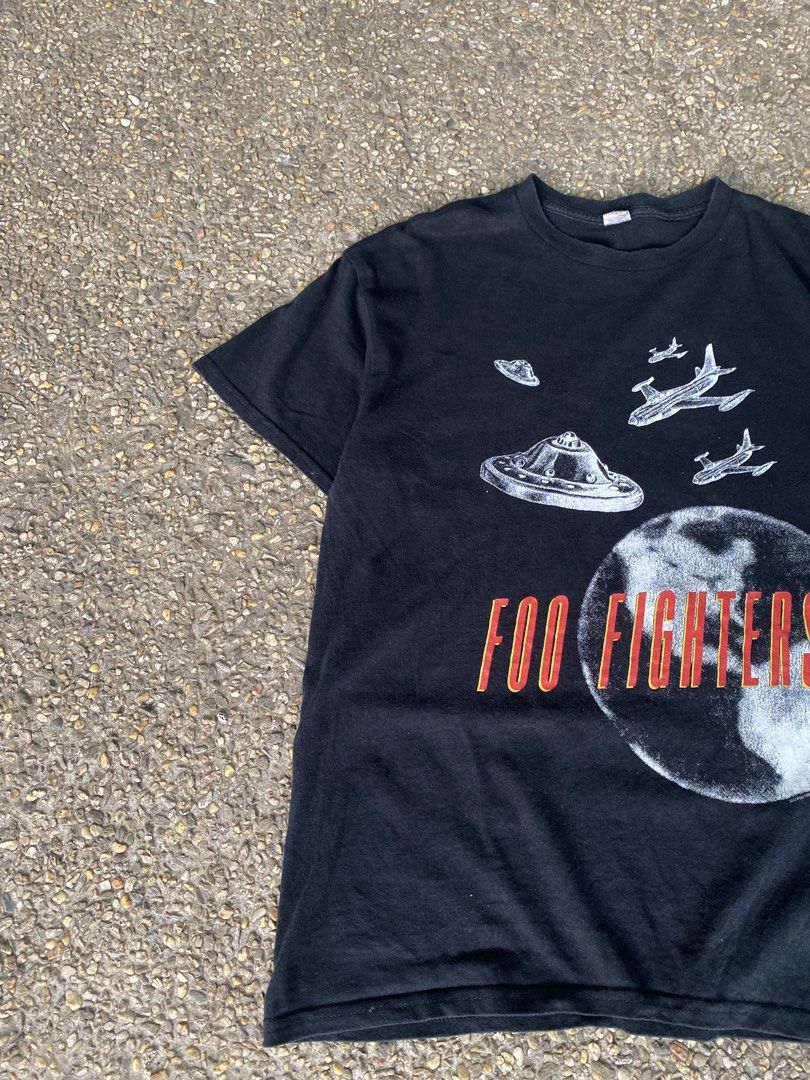 Vintage Foo Fighters (Category: Tshirts & Polo Shirts ) located in Caloocan City. Submitted by webspot (Listing ID 1470207292, Image 2). Description: Vintage Foo Fighters Size - L Width - 21 Length - 28.