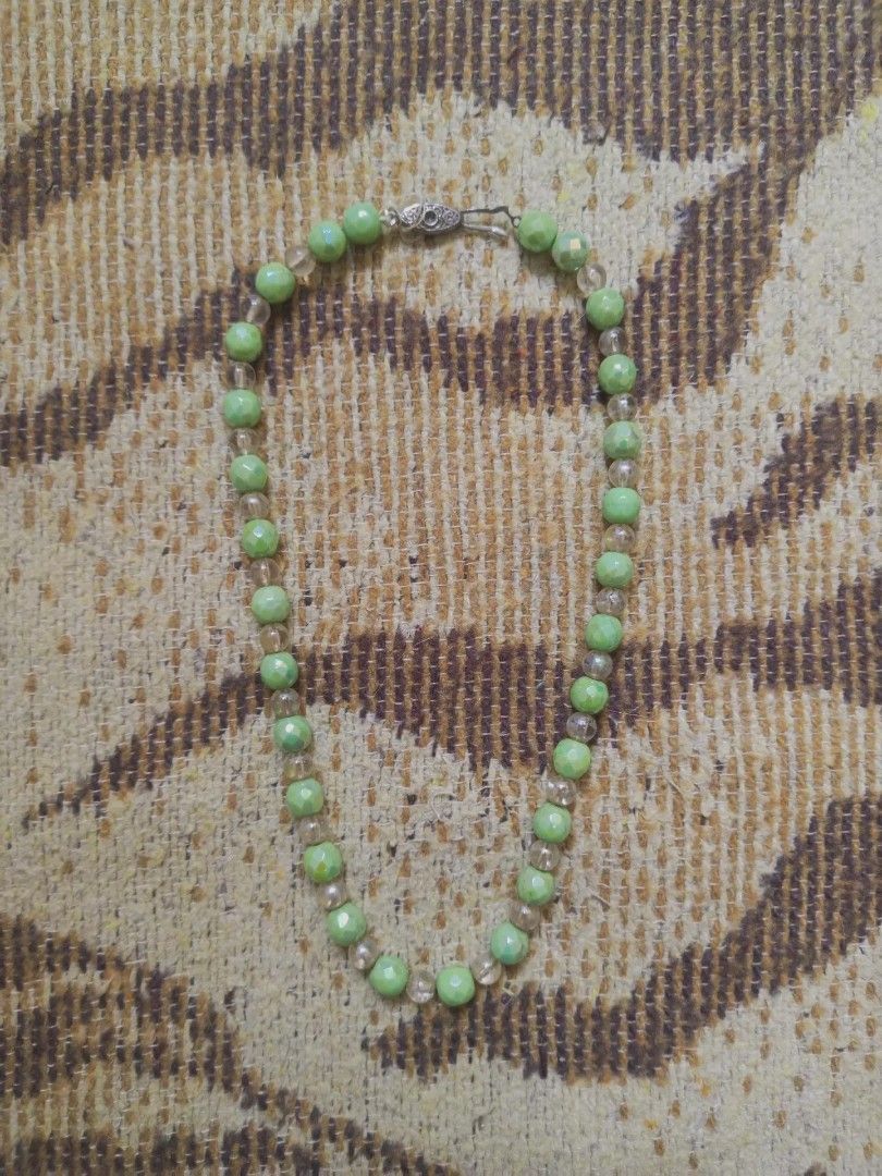 Vintage Green Beaded Necklace (Category: Necklaces) located in San Pedro. Submitted by vishavriksha (Listing ID 1470197940, Image 1). Description: .