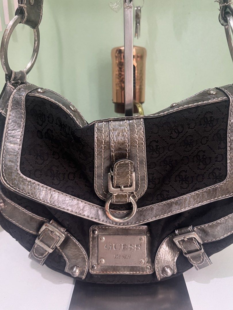 Vintage Guess Kili Bag (Category: Shoulder Bags) located in Manila. Submitted by thriftniyuno (Listing ID 1470272649, Image 3). Description: Sign of used but still good condition y2k Authentic.