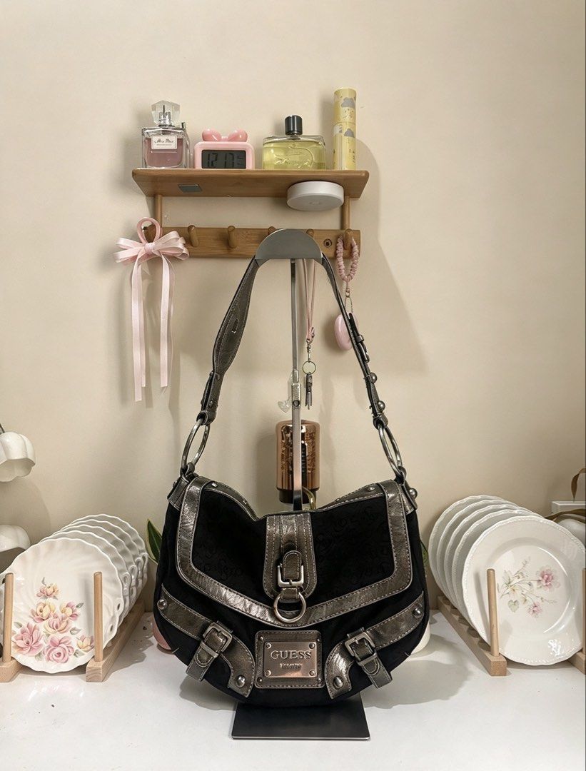 Vintage Guess Kili Bag (Category: Shoulder Bags) located in Manila. Submitted by thriftniyuno (Listing ID 1470272649, Image 1). Description: Sign of used but still good condition y2k Authentic.