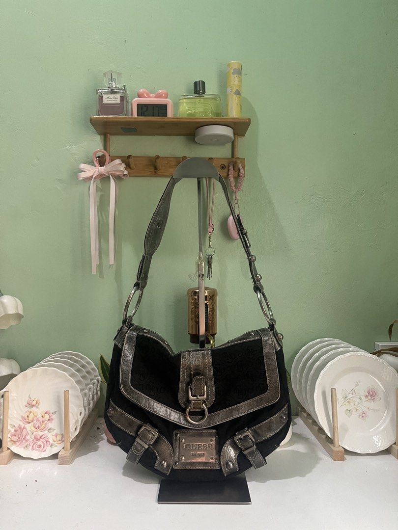 Vintage Guess Kili Bag (Category: Shoulder Bags) located in Manila. Submitted by thriftniyuno (Listing ID 1470272649, Image 2). Description: Sign of used but still good condition y2k Authentic.