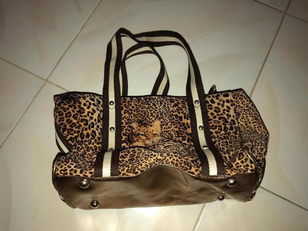 Vintage Leo Bag! (Category: Shoulder Bags) located in Calabanga. Submitted by mojiafinds (Listing ID 1470312656, Image 1). Description: Dm for inquiries! 13x7 size Spacious No issue.