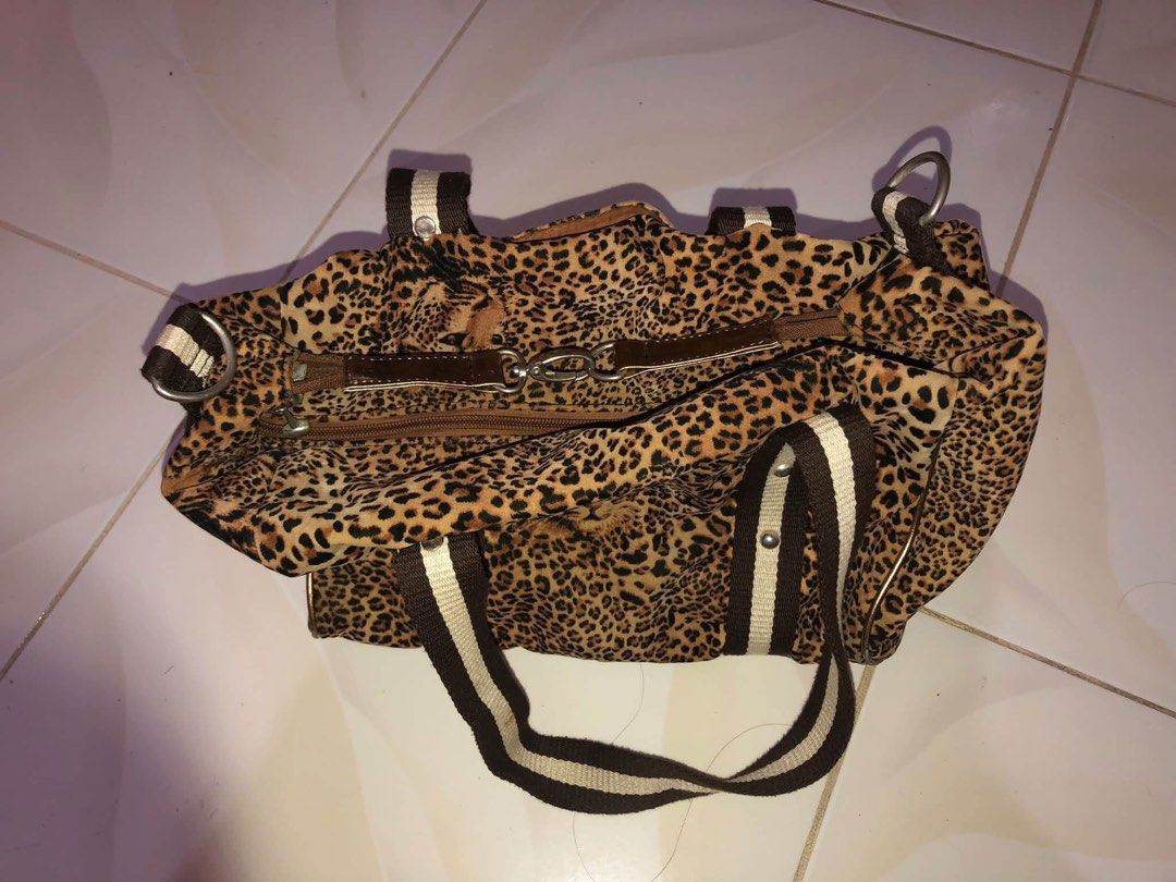 Vintage Leo Bag! (Category: Shoulder Bags) located in Calabanga. Submitted by mojiafinds (Listing ID 1470312656, Image 2). Description: Dm for inquiries! 13x7 size Spacious No issue.