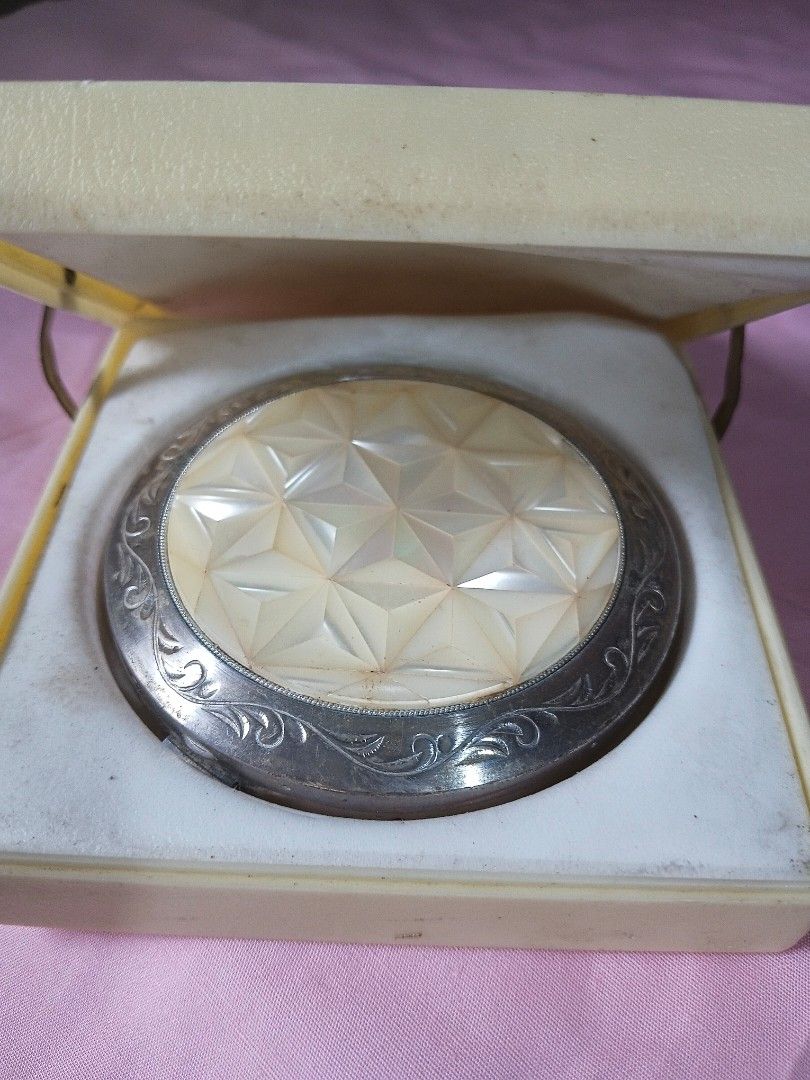 Vintage nacon compact ( empty) (Category: Vintage Collectibles) located in Paranaque City. Submitted by 4thestate.surplusan (Listing ID 1470173750, Image 1). Description: vintage nacon compact case only.