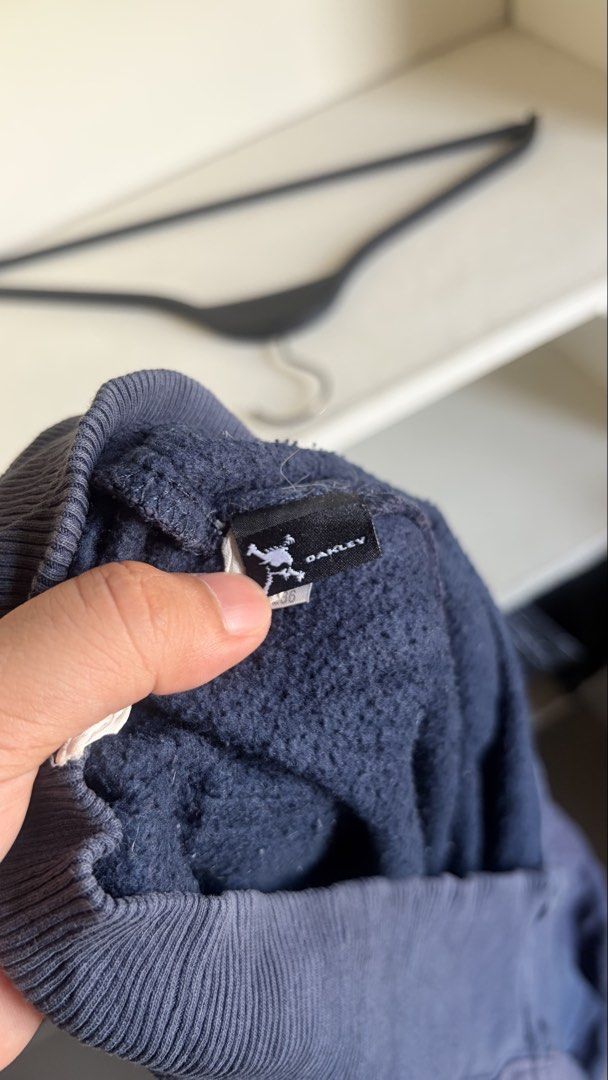 Vintage Oakley Hoodie (Category: Hoodies) located in Manila. Submitted by _revault (Listing ID 1470299815, Image 3). Description: .