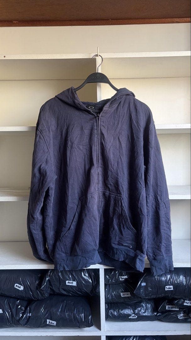 Vintage Oakley Hoodie (Category: Hoodies) located in Manila. Submitted by _revault (Listing ID 1470299815, Image 1). Description: .