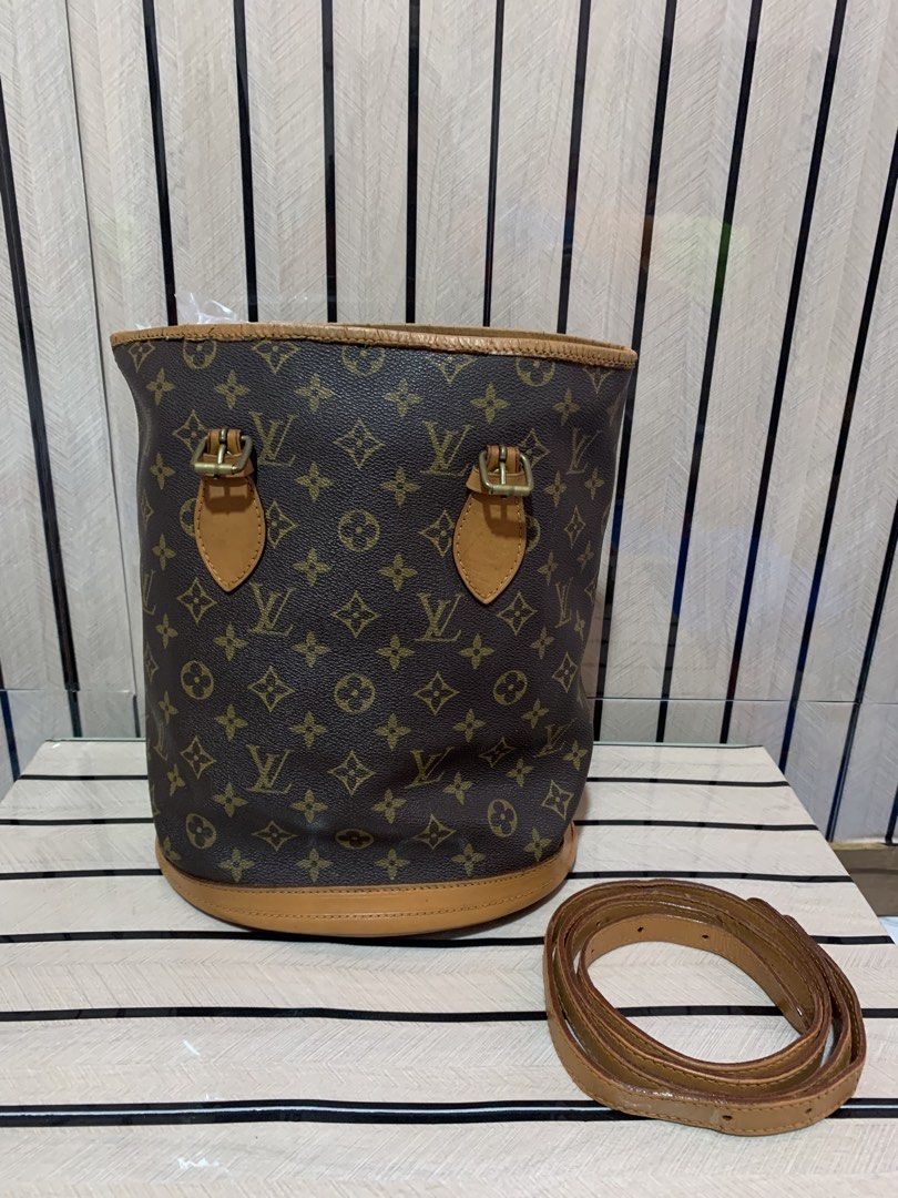 Vintage Petit Bucket (Category: Shoulder Bags) located in San Fernando. Submitted by preluxuria_online_shop (Listing ID 1470274341, Image 1). Description: .