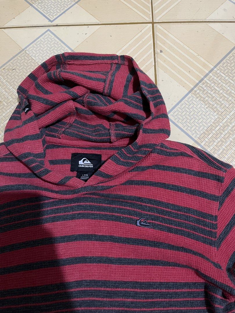 Vintage quick silver surf hoodie ✨ (Category: Activewear) located in San Jose. Submitted by thriftfindsarchive (Listing ID 1470300205, Image 2). Description: Size: M Width’ 20 Length’27 Issue: himolmol & fade goods for ootd 👁️ fave ✨.
