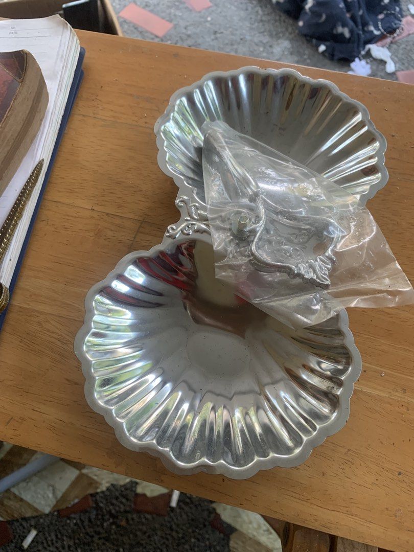 vintage shell metal serving dish with handle (Category: Dinnerware & Cutlery) located in Quezon City. Submitted by sojisup (Listing ID 1470230468, Image 2). Description: - Double shell-shaped design with a shiny silver-tone finish - Fluted pattern on both bowls for an elegant look - Flexible assembly: set up as a two-tier stand or side-by-side dishes - Includes separate metal handle and screw hardware in sealed plastic - Ideal for serving snacks 