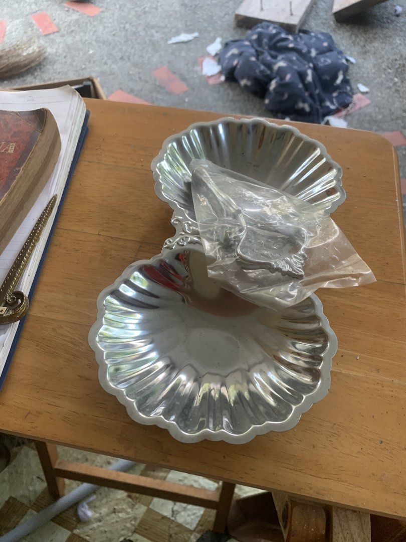 vintage shell metal serving dish with handle (Category: Dinnerware & Cutlery) located in Quezon City. Submitted by sojisup (Listing ID 1470230468, Image 3). Description: - Double shell-shaped design with a shiny silver-tone finish - Fluted pattern on both bowls for an elegant look - Flexible assembly: set up as a two-tier stand or side-by-side dishes - Includes separate metal handle and screw hardware in sealed plastic - Ideal for serving snacks 