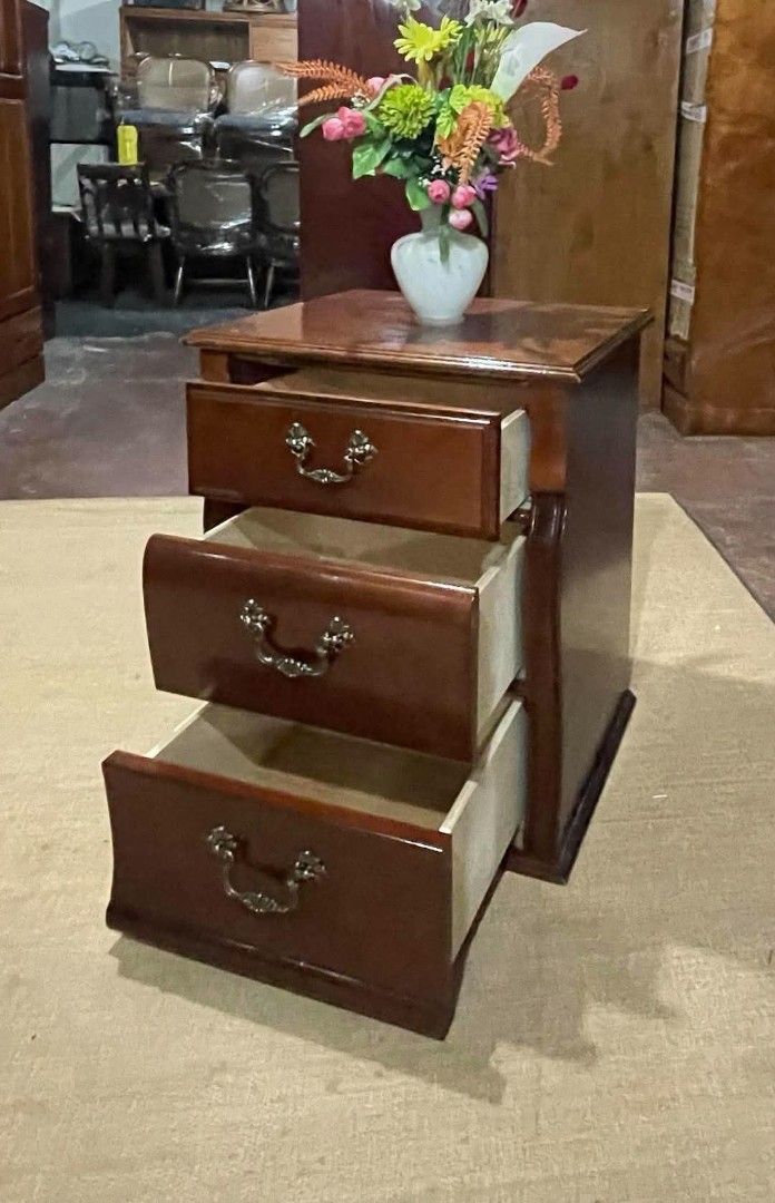 Vintage Side Table Drawer Cabinet Nightstand (Category: Tables & Sets) located in Quezon City. Submitted by dannikkishoppe2 (Listing ID 1470214369, Image 3). Description: Vintage Side Table Drawer Cabinet Nightstand‼️₱6500‼️ Elegant vintage design with beautiful wood finish and classic handles. Perfect for your bedroom, living room, or as a stylish bedside cabinet! 🤎 📏 Dimensions: H24.5 L20.5 W17 inches Please manage your expectations as there 