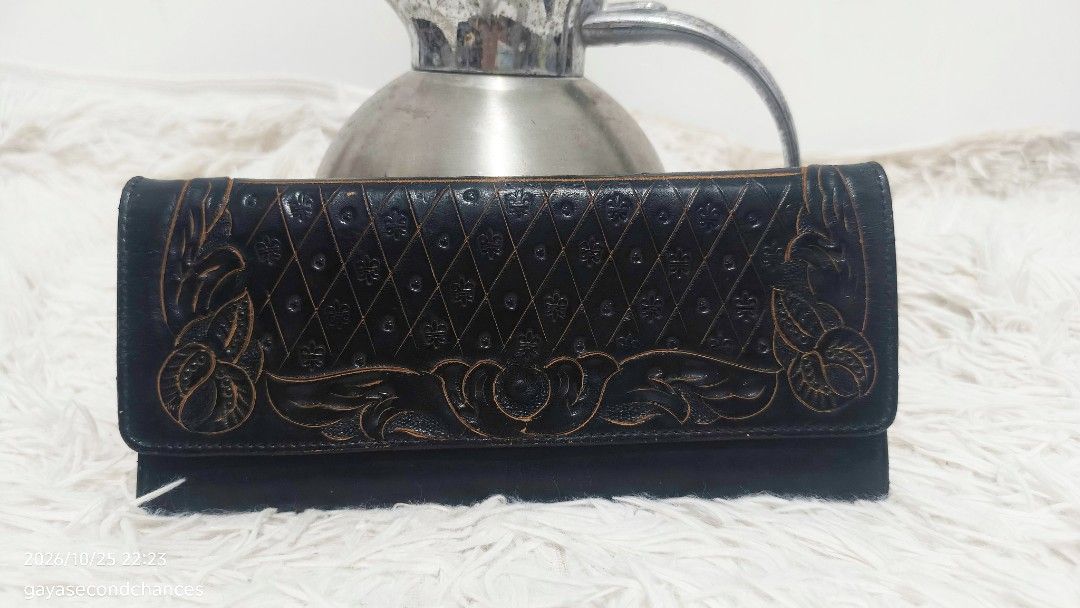 VINTAGE TOOLED LONG WALLET (Category: Wallets & Card holders) located in Kalibo. Submitted by secondchances.thriftsh8p (Listing ID 1470312773, Image 1). Description: - Material: Genuine black leather with a slim, easy-fold profile - Design: Detailed floral carving on the flap with a diamond lattice stamped upper section - Finish: Dark finish that highlights the embossed floral details - Condition: Shows slight natural wear from age and handling, 