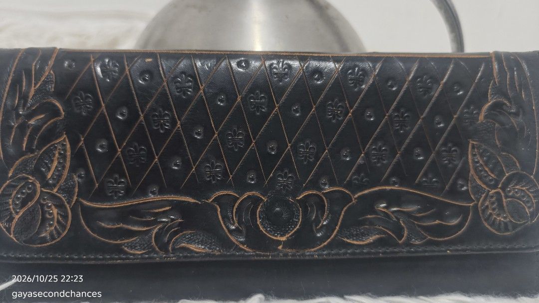 VINTAGE TOOLED LONG WALLET (Category: Wallets & Card holders) located in Kalibo. Submitted by secondchances.thriftsh8p (Listing ID 1470312773, Image 2). Description: - Material: Genuine black leather with a slim, easy-fold profile - Design: Detailed floral carving on the flap with a diamond lattice stamped upper section - Finish: Dark finish that highlights the embossed floral details - Condition: Shows slight natural wear from age and handling, 