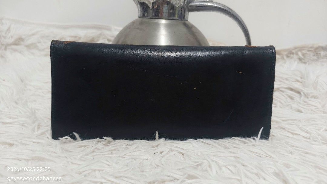VINTAGE TOOLED LONG WALLET (Category: Wallets & Card holders) located in Kalibo. Submitted by secondchances.thriftsh8p (Listing ID 1470312773, Image 3). Description: - Material: Genuine black leather with a slim, easy-fold profile - Design: Detailed floral carving on the flap with a diamond lattice stamped upper section - Finish: Dark finish that highlights the embossed floral details - Condition: Shows slight natural wear from age and handling, 