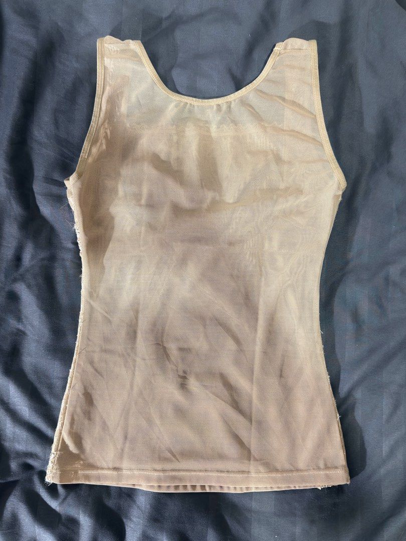 Vintage Top (Category: Sleeveless) located in Cavite. Submitted by mevynn (Listing ID 1470162167, Image 2). Description: bought in instagram what you see is what you get size: xs-s body hugging fave ⭐️⭐️⭐️ 💳 gotyme, gcash or BPi 🚚 lalamove or jnt.