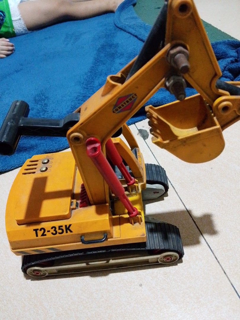 Vintage toys (Category: Vehicle & Diecast Models) located in Quezon City. Submitted by mhond-ray192512 (Listing ID 1470269789, Image 2). Description: vintage Playmobil T2-35K Excavator (often associated with Playmobil set number 3001) released in the late 1990s..