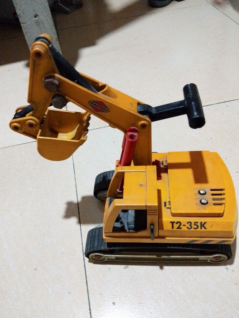 Vintage toys (Category: Vehicle & Diecast Models) located in Quezon City. Submitted by mhond-ray192512 (Listing ID 1470269789, Image 1). Description: vintage Playmobil T2-35K Excavator (often associated with Playmobil set number 3001) released in the late 1990s..