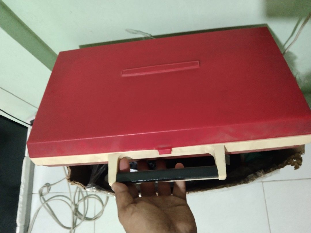 Vintage victor portable turntable (Category: Looking For) located in Caloocan City. Submitted by noeld316982578 (Listing ID 1470345193, Image 3). Description: pm sa my gusto working 100v Taguig location.
