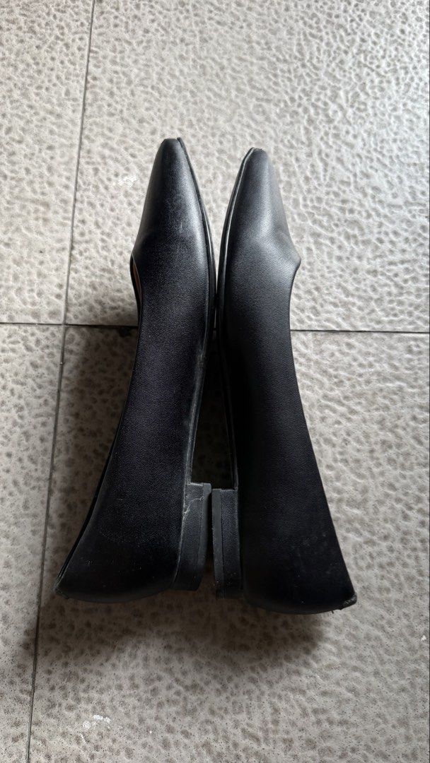 Vizzano Black Pointed Toe Flats (Category: Flats & Sandals) located in Quezon City. Submitted by tylerthepup (Listing ID 1470164827, Image 2). Description: - Brand: Vizzano - Style: Black pointed toe slip-on flats with tan inner lining - Comfort: Cushioned insoles for all-day walking - Detail: Gold logo stamped inside - Bonus: Includes plastic shoe trees to maintain shape - Condition: Great everyday footwear that matches any outfit.