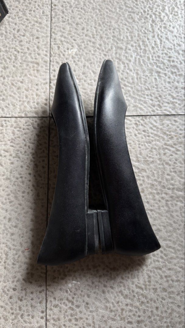 Vizzano Black Pointed Toe Flats (Category: Flats & Sandals) located in Quezon City. Submitted by tylerthepup (Listing ID 1470164827, Image 3). Description: - Brand: Vizzano - Style: Black pointed toe slip-on flats with tan inner lining - Comfort: Cushioned insoles for all-day walking - Detail: Gold logo stamped inside - Bonus: Includes plastic shoe trees to maintain shape - Condition: Great everyday footwear that matches any outfit.