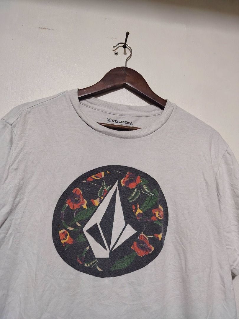 VOLCOM ROUND FLOWER LOGO TEE // Medium (Category: Tshirts & Polo Shirts ) located in Legazpi City. Submitted by urbangarmentsarch4500 (Listing ID 1470303062, Image 2). Description: VOLCOM ROUND FLOWER LOGO TEE Good Condition Medium W 21 L 27 lints Color rate 9.7/10 GRAB 400 (Automatically YOURS)⛓️ --- ‼️w/ FREE STICKERS FOR EVERY PURCHASE⁉️ 🛒🛒🛒 BUY. SELL. TRADE. CONSIGN🗣️🤝🏼 BLESS THY HUSTLE! 🧿✨.