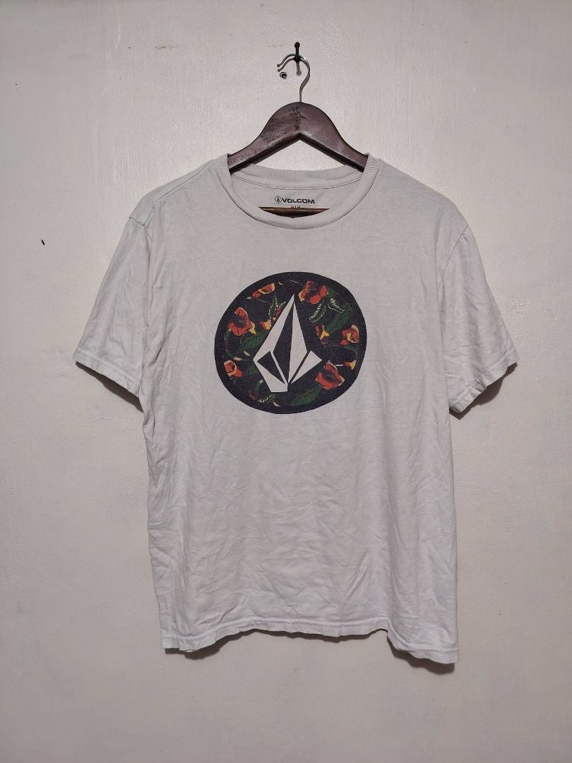 VOLCOM ROUND FLOWER LOGO TEE // Medium (Category: Tshirts & Polo Shirts ) located in Legazpi City. Submitted by urbangarmentsarch4500 (Listing ID 1470303062, Image 1). Description: VOLCOM ROUND FLOWER LOGO TEE Good Condition Medium W 21 L 27 lints Color rate 9.7/10 GRAB 400 (Automatically YOURS)⛓️ --- ‼️w/ FREE STICKERS FOR EVERY PURCHASE⁉️ 🛒🛒🛒 BUY. SELL. TRADE. CONSIGN🗣️🤝🏼 BLESS THY HUSTLE! 🧿✨.