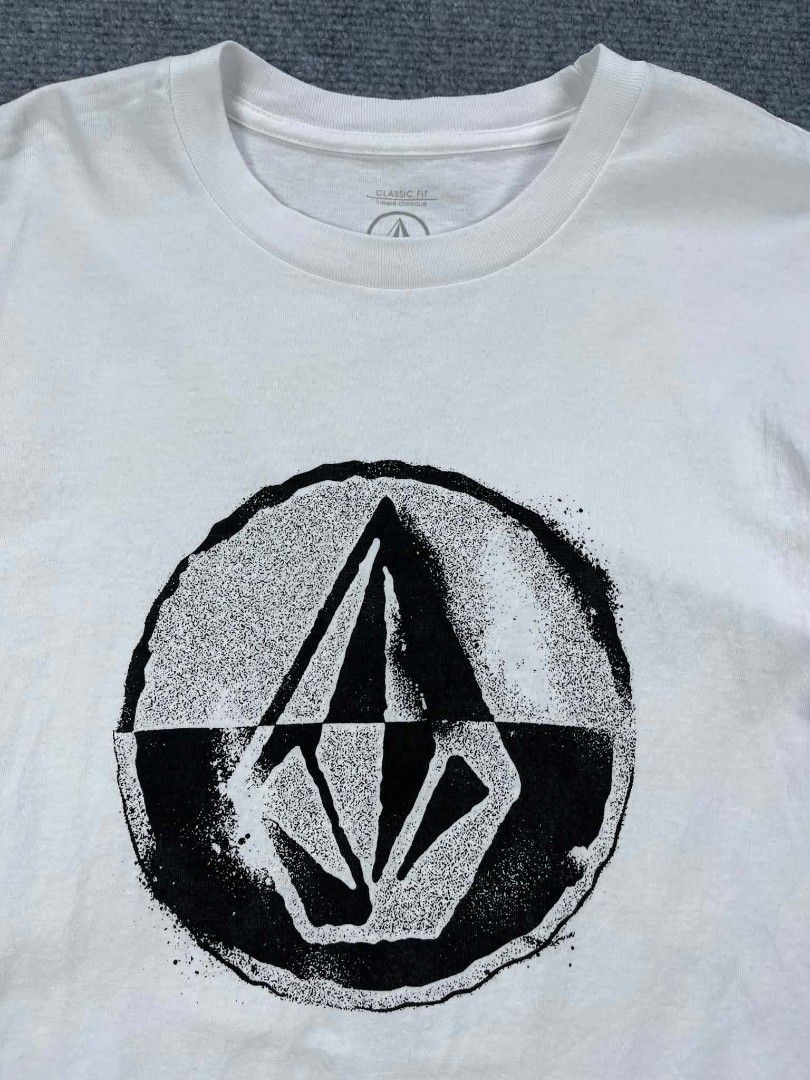 Volcom Stone T-Shirt (Category: Tshirts & Polo Shirts ) located in Tayabas. Submitted by renew.revibe (Listing ID 1470211394, Image 2). Description: Volcom Stone T-Shirt Good As New Large (21x29) 350 +SF.