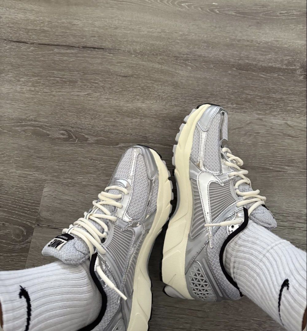 VOMERO 5 (Category: Sneakers) located in Pasig City. Submitted by mdlda (Listing ID 1470310962, Image 1). Description: NIKE VOMERO 5 GREY FOG/CHROME - Original pair - Size 8.5mens(26.5) - New unused - With box 4499+sf Declutter.