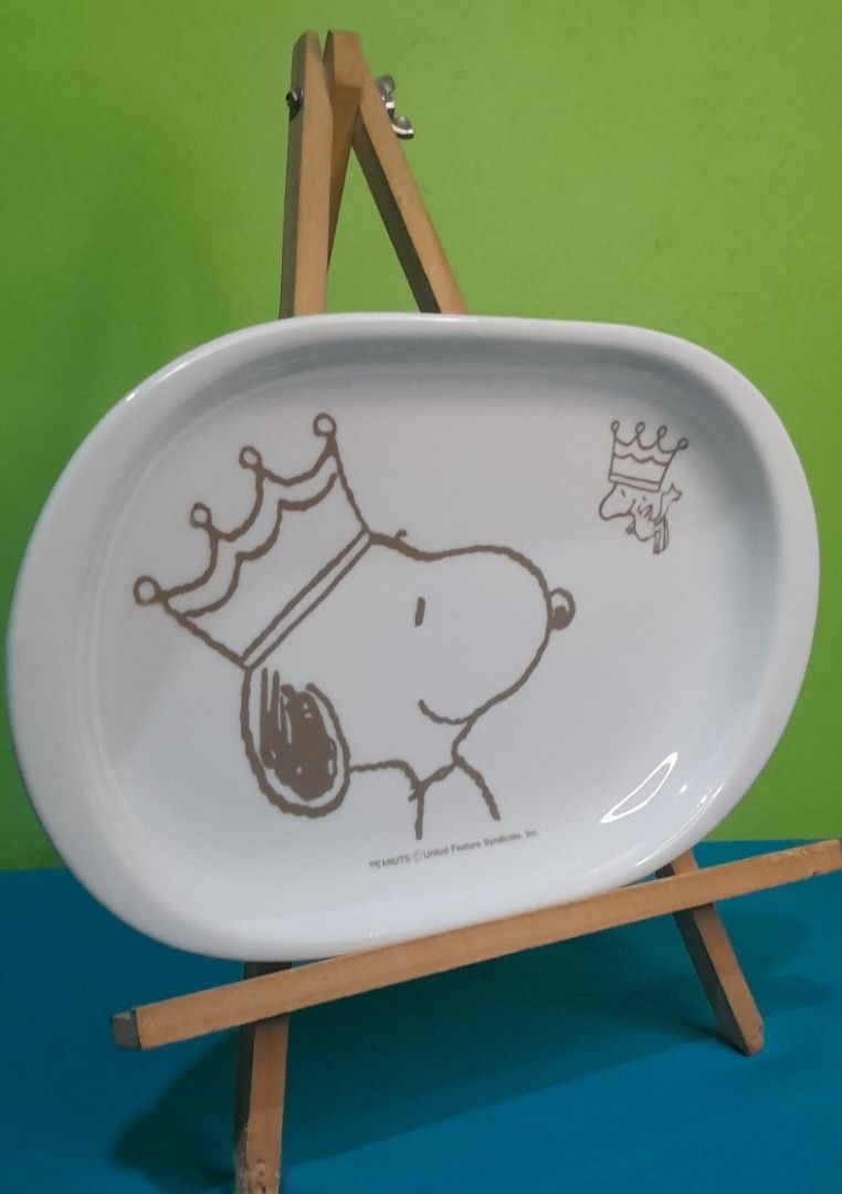 vtg.snoopy Peanuts Ceramic Oval Plate Dish (Category: Vintage Collectibles) located in Mexico. Submitted by shaniah_777 (Listing ID 1470339971, Image 2). Description: CONDITION: ■JAPAN SURPLUS ■NO BOX ■MINOR SCRATCH ■/ NO SIGN OF UTENSIL SCRATCHES SOLD AS IS‼️SOLD AS IS‼️SOLD AS IS‼️ PEANUTS United Feature Syndicate, Inc. Material: Ceramic Key Features: • Design:An oval-shaped white dish and it features minimalist line art graphics of Snoopy and 