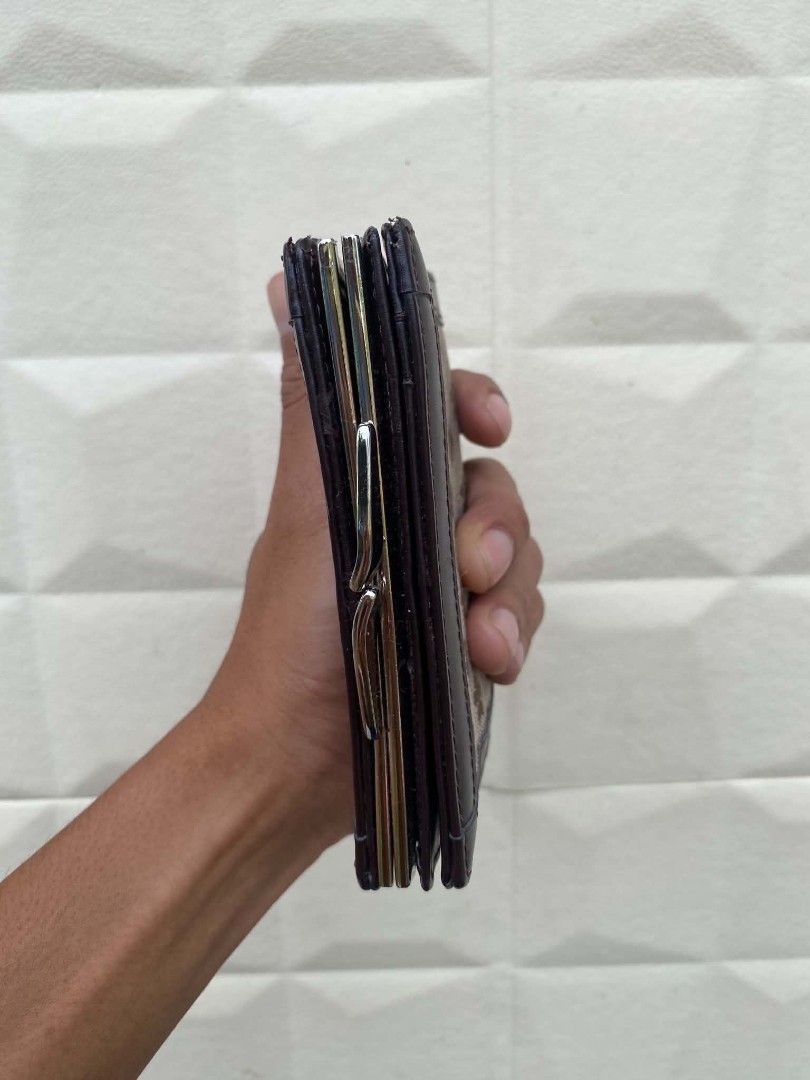 WALLET (Category: Bags & Wallets) located in Dungun. Submitted by authentic_bag96 (Listing ID 1470161135, Image 3). Description: .
