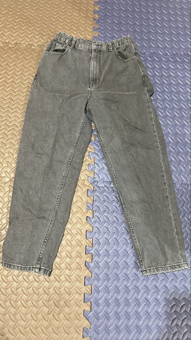 Washed Black Denim Jeans Relaxed Fit (Category: Jeans) located in Manila. Submitted by jcl2020 (Listing ID 1470243781, Image 1). Description: - Color: Washed black / dark grey - Waistband: Elastic for easy slip-on - Rise: Mid-rise cut - Pockets: Classic front pockets - Fit: Relaxed straight leg - Style: Versatile, matches any tee or hoodie Waist Size: 26-28 Free delivery for 2 items and above. .