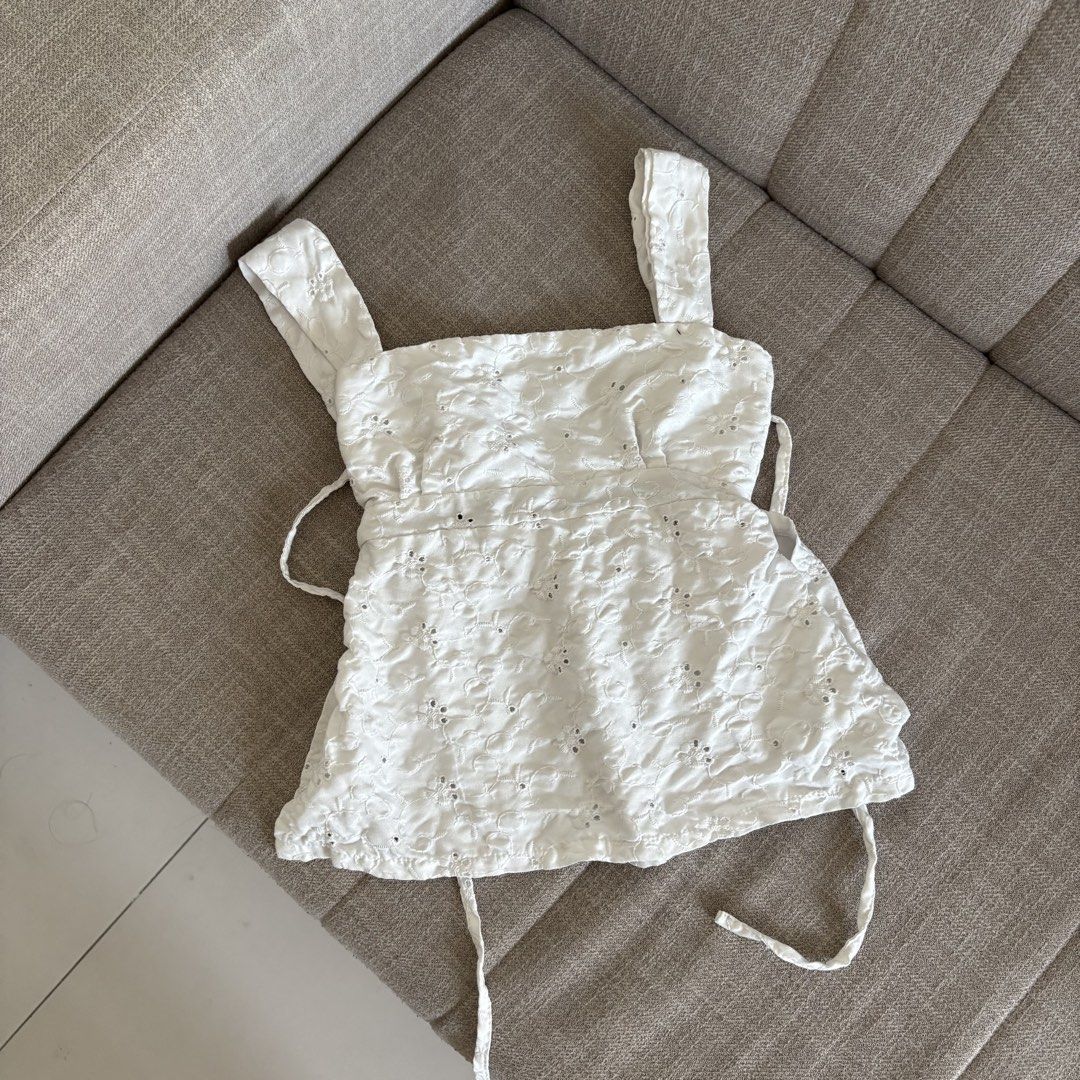 WHITE BACKLESS TOP (Category: Blouses) located in Pasig City. Submitted by _jinwifeu_ (Listing ID 1470218958, Image 1). Description: 📏 fits small to medium 📍 ortigas, pasig 💸 maribank,bdo, gcash, maya 🚚 same day delivery (lalamove,grab etc).