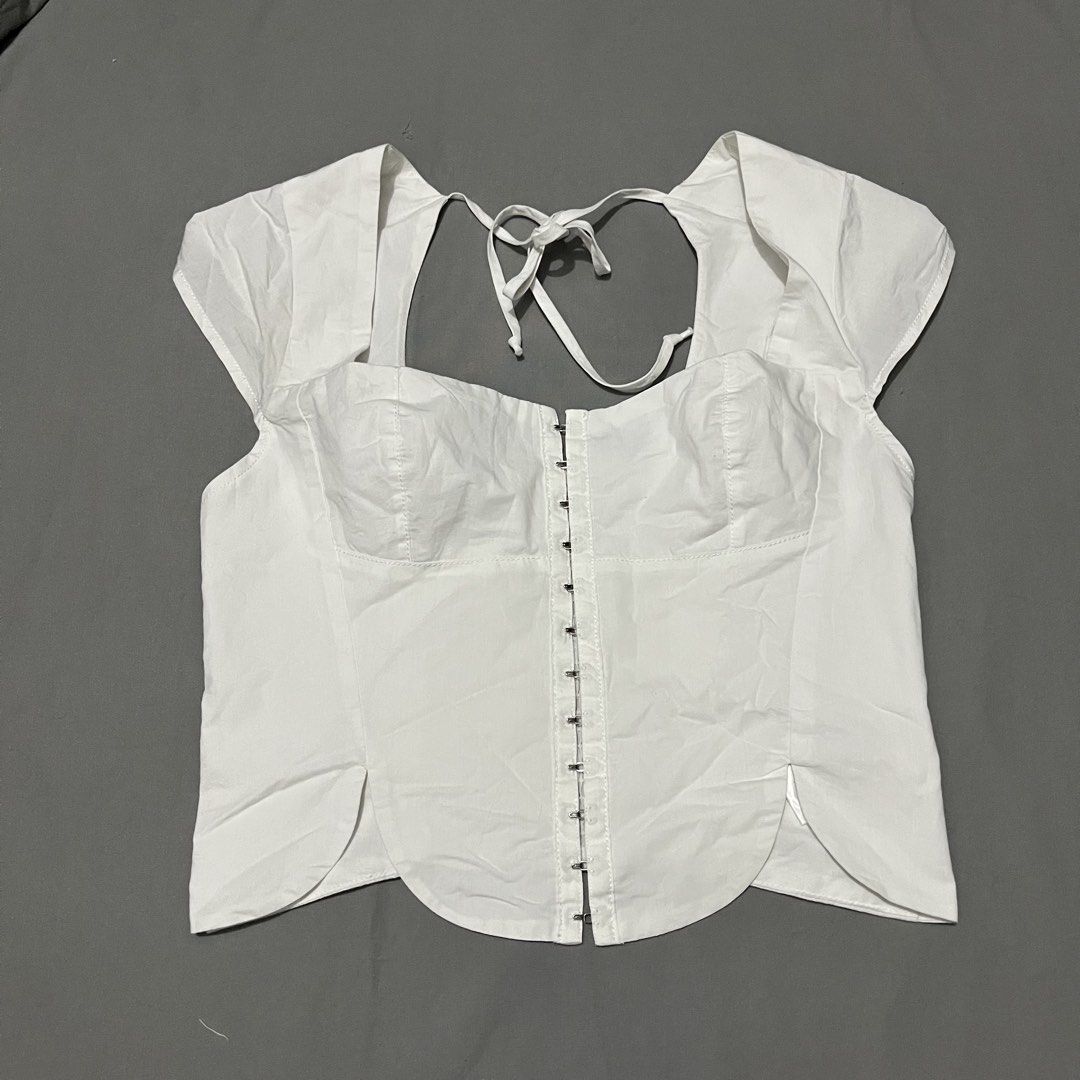 White Bustier Top (Category: Blouses) located in Pasig City. Submitted by xoxoyours (Listing ID 1470287621, Image 1). Description: .