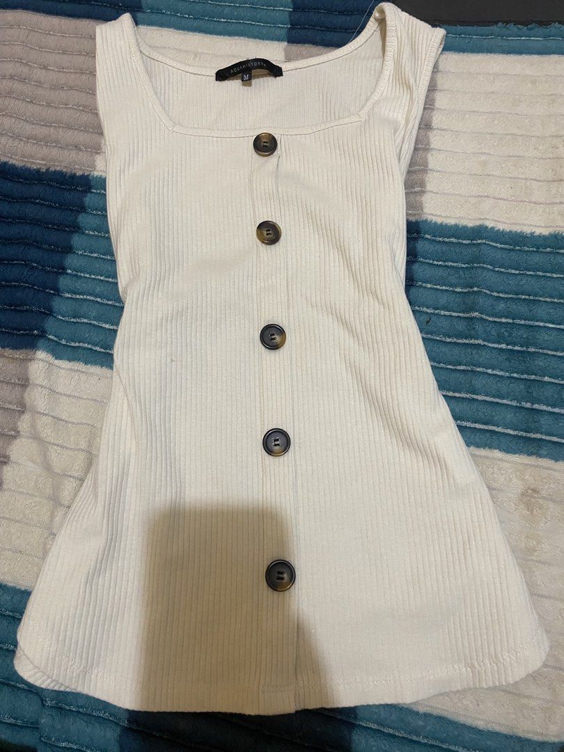 white casual sleeveless top (Category: Sleeveless) located in Manila. Submitted by pchyomi (Listing ID 1470283869, Image 1). Description: length: 22 in bust: 28-36 in waist: 30-38 in.