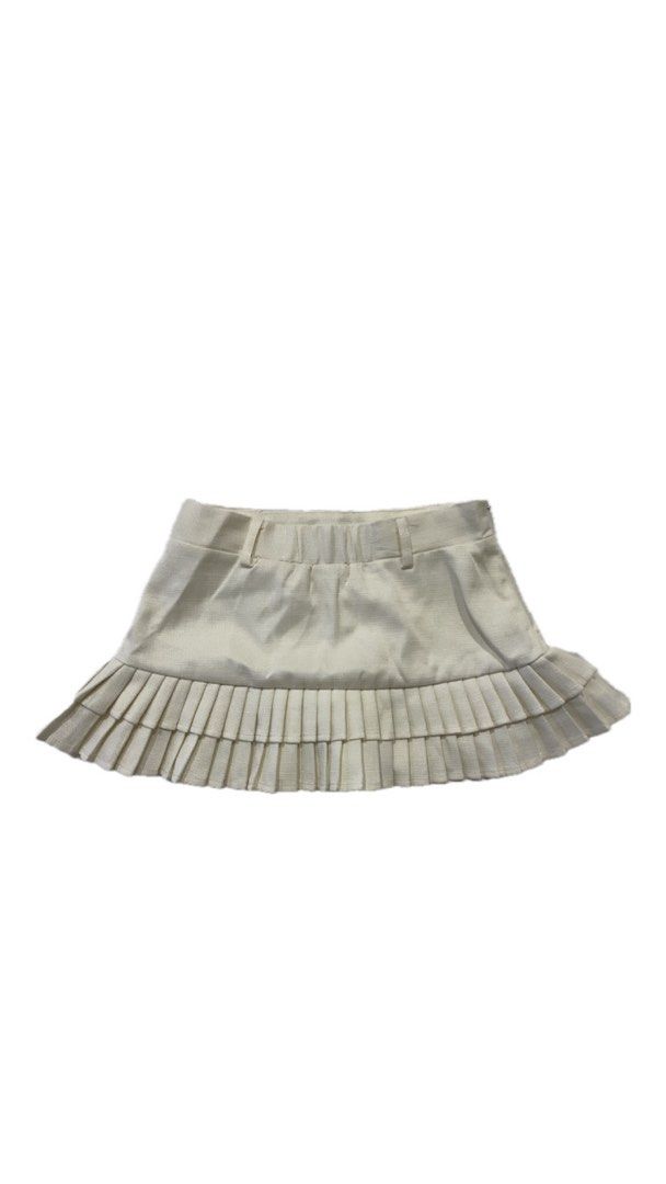 White Cream pleated ruffle mini skirt (Category: Skirts) located in Antipolo. Submitted by mfl_08 (Listing ID 1470300873, Image 2). Description: White cream pleated ruffle mini skirt ❗️never worn - no ww pic - price is non nego ❗️delivery thru j&t or lalamove.