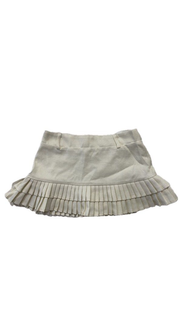 White Cream pleated ruffle mini skirt (Category: Skirts) located in Antipolo. Submitted by mfl_08 (Listing ID 1470300873, Image 1). Description: White cream pleated ruffle mini skirt ❗️never worn - no ww pic - price is non nego ❗️delivery thru j&t or lalamove.