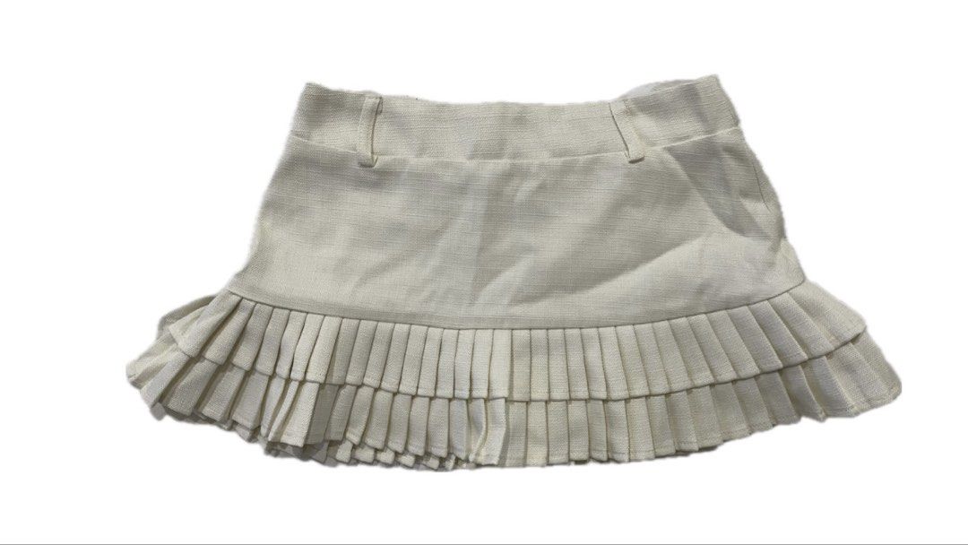 White Cream pleated ruffle mini skirt (Category: Skirts) located in Antipolo. Submitted by mfl_08 (Listing ID 1470300873, Image 3). Description: White cream pleated ruffle mini skirt ❗️never worn - no ww pic - price is non nego ❗️delivery thru j&t or lalamove.