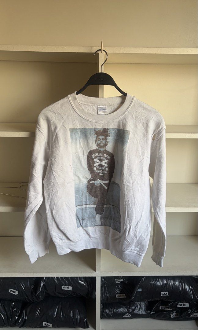 White Crewneck (Category: Coats, Jackets and Outerwear) located in Manila. Submitted by _revault (Listing ID 1470285150, Image 1). Description: .