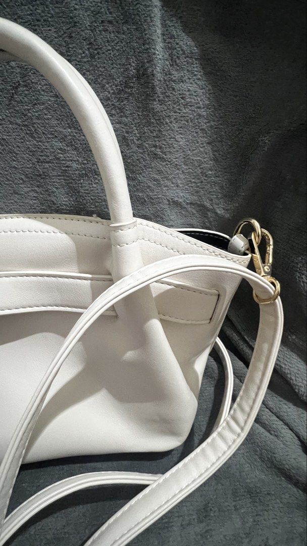 Parisian White handbag with shoulder strap (Category: Shoulder Bags) located in Manila. Submitted by asdfghjkl.mountain (Listing ID 1470279076, Image 3). Description: -With extra strap .