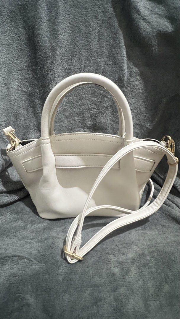 Parisian White handbag with shoulder strap (Category: Shoulder Bags) located in Manila. Submitted by asdfghjkl.mountain (Listing ID 1470279076, Image 2). Description: -With extra strap .