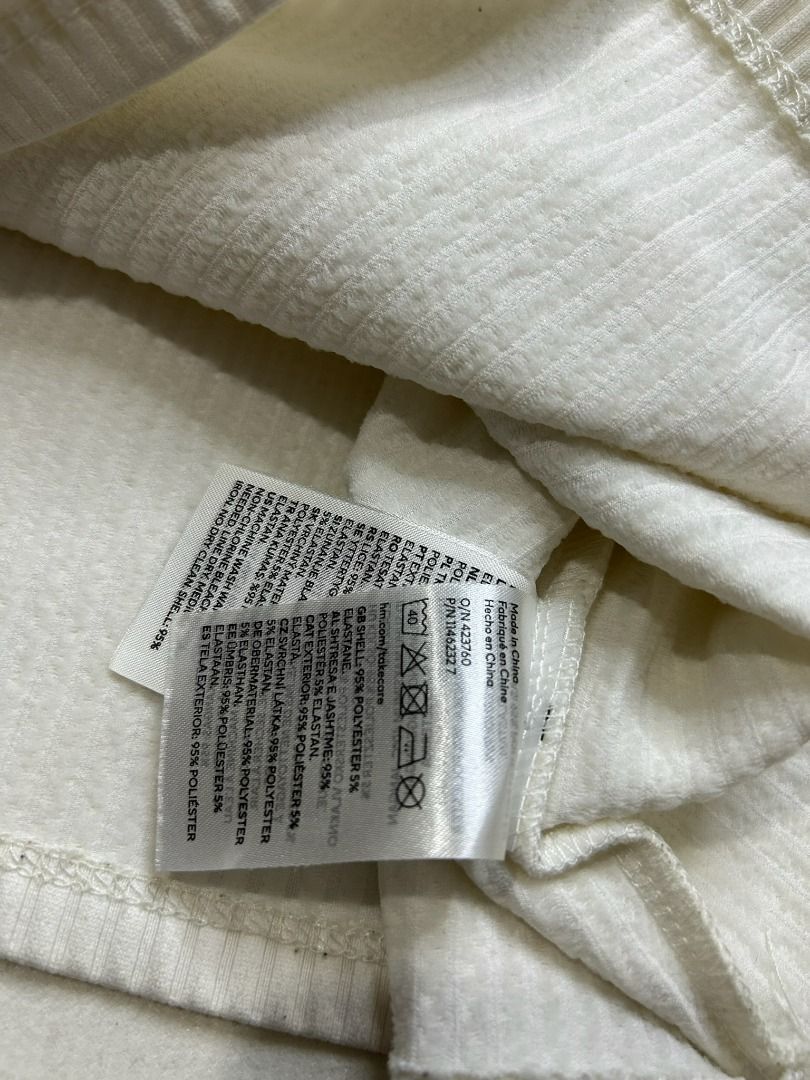 White H&M Blouse (Category: Blouses) located in Quezon City. Submitted by bdmc.clothing (Listing ID 1470250952, Image 3). Description: Brand: H&M Type of Clothing: Blouse Size on tag: Medium Issues: None Condition: Like new Fabric: 95% polyester 5% Elasthane Price: 300.