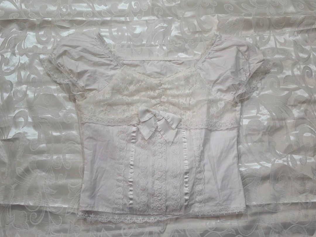 White Lace Corset-Style Top (Category: Others Tops) located in Dagupan City. Submitted by drieinpink31 (Listing ID 1470293968, Image 1). Description: 🎀 DRIÉ IN PINK ITEM DETAILS • Issue/Flaw: Lipstick/blush stain at the back 📦 SHIPPING • J&T Express • Shipping fee: Shouldered by buyer 💳 PAYMENT • GCash • Maya • COD: Not available 📌 PLEASE NOTE Any issues/flaws will be stated and shown in the listing. Please check the photos and details carefu