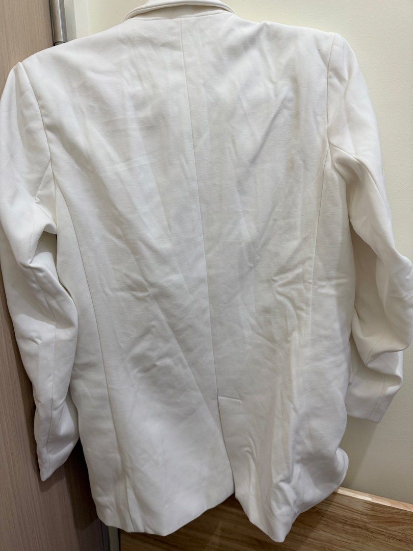 White long sleeve blazer (Category: Coats, Jackets and Outerwear) located in Quezon City. Submitted by cozykath (Listing ID 1470295066, Image 3). Description: May dot stain lng sa kwelyo.